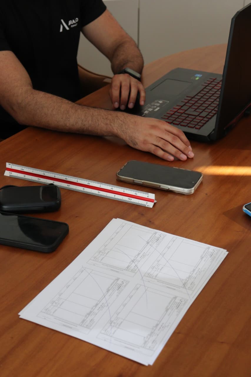 Engenheiro analisando projeto